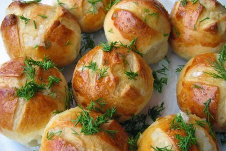 Пампушки с чесночным соусом