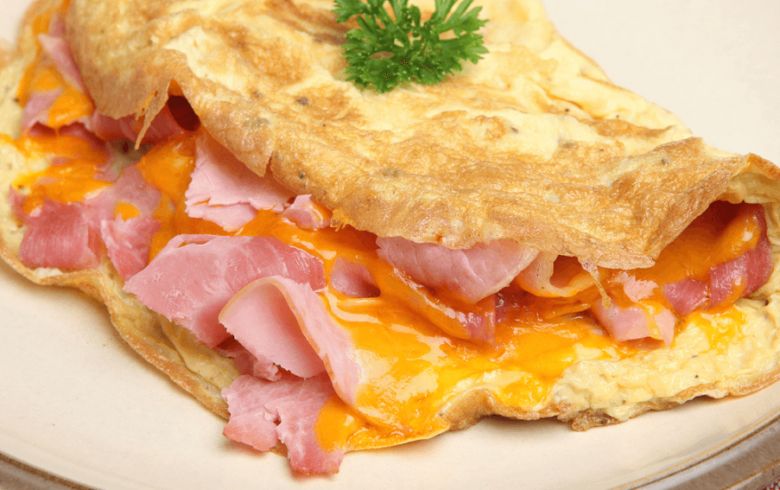 Французский омлет с сыром и ветчиной