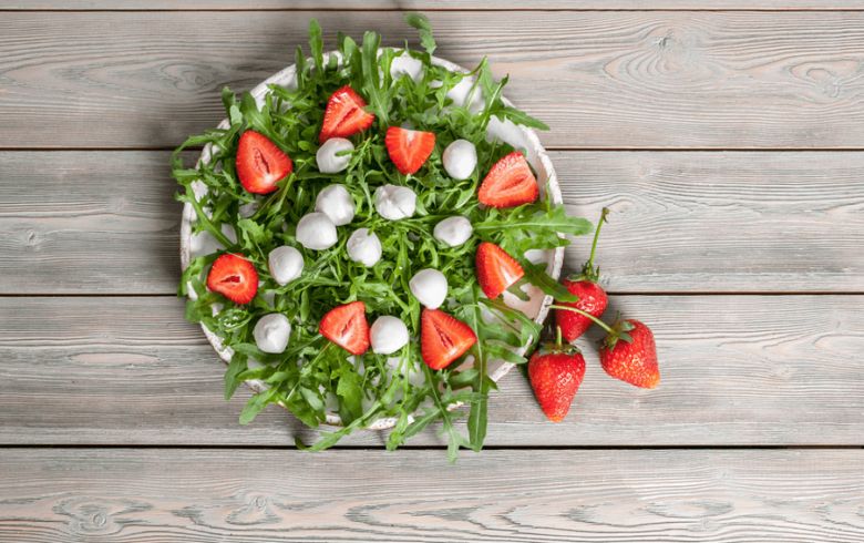 Летний салат из рукколы, моцареллы и клубники