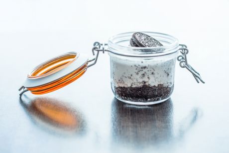 Творожный десерт с шоколадным печеньем и сгущенкой