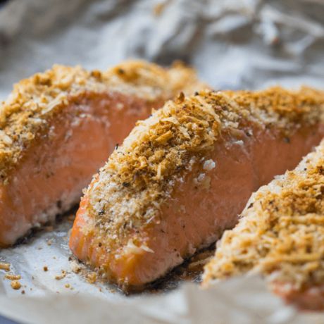 Филе лосося, запеченное с дижонской горчицей, мёдом и орехами