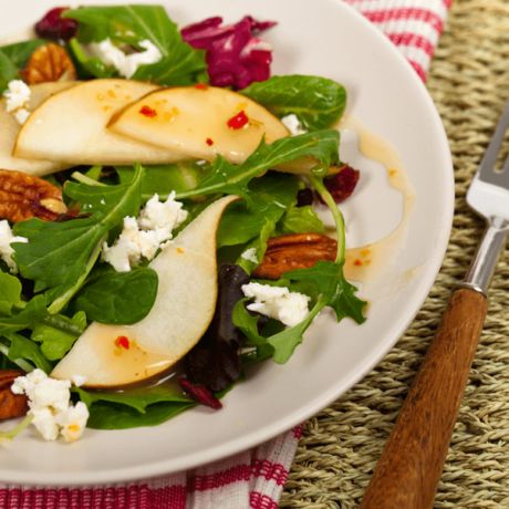Салат с грушей, фетой и грецкими орехами