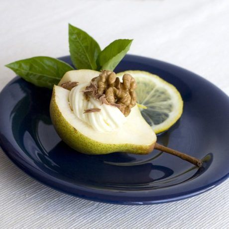 Быстрый десерт из груши, маскарпоне и грецких орехов