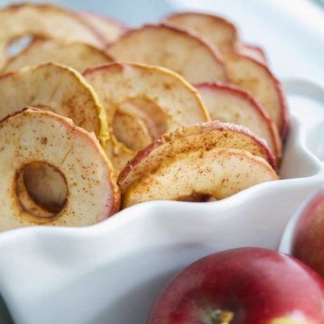 Яблочные чипсы с корицей