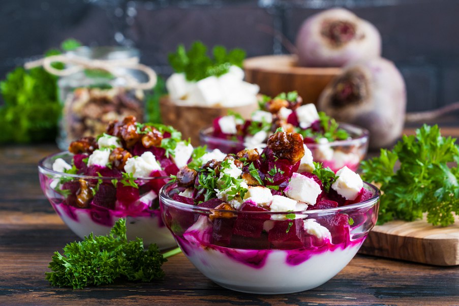 Средиземноморский салат из свеклы с греческим йогуртом
