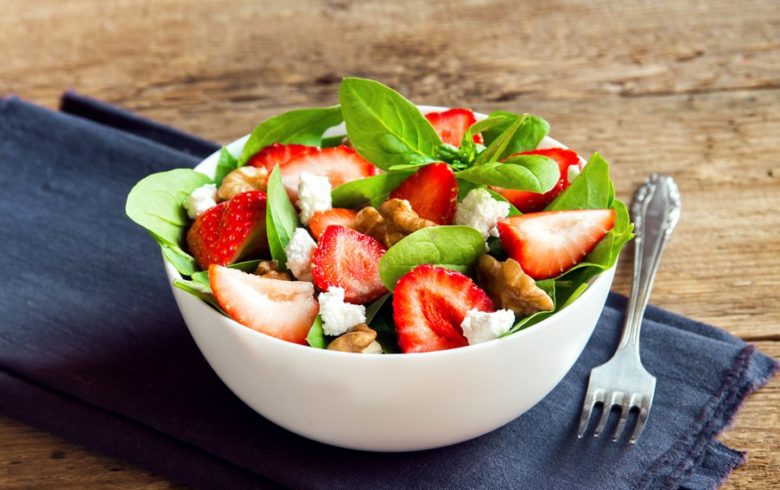 Салат со шпинатом, клубникой и фетой