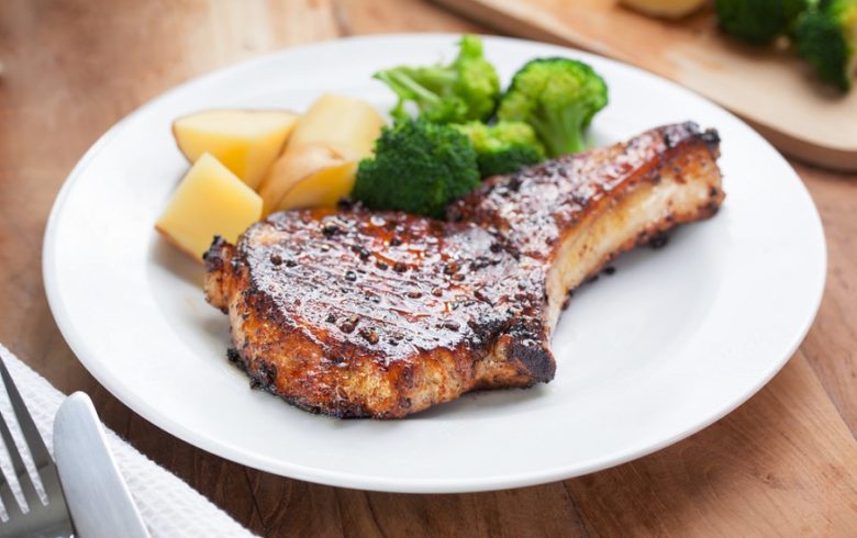 Свиные отбивные на косточке