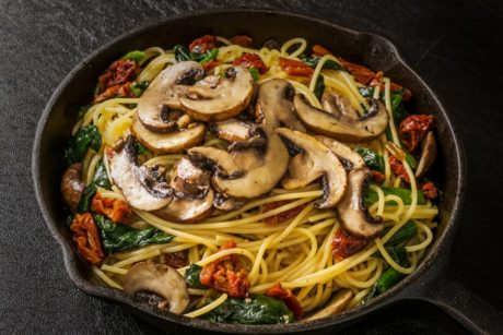 Спагетти с грибами, болгарским перцем и цукини